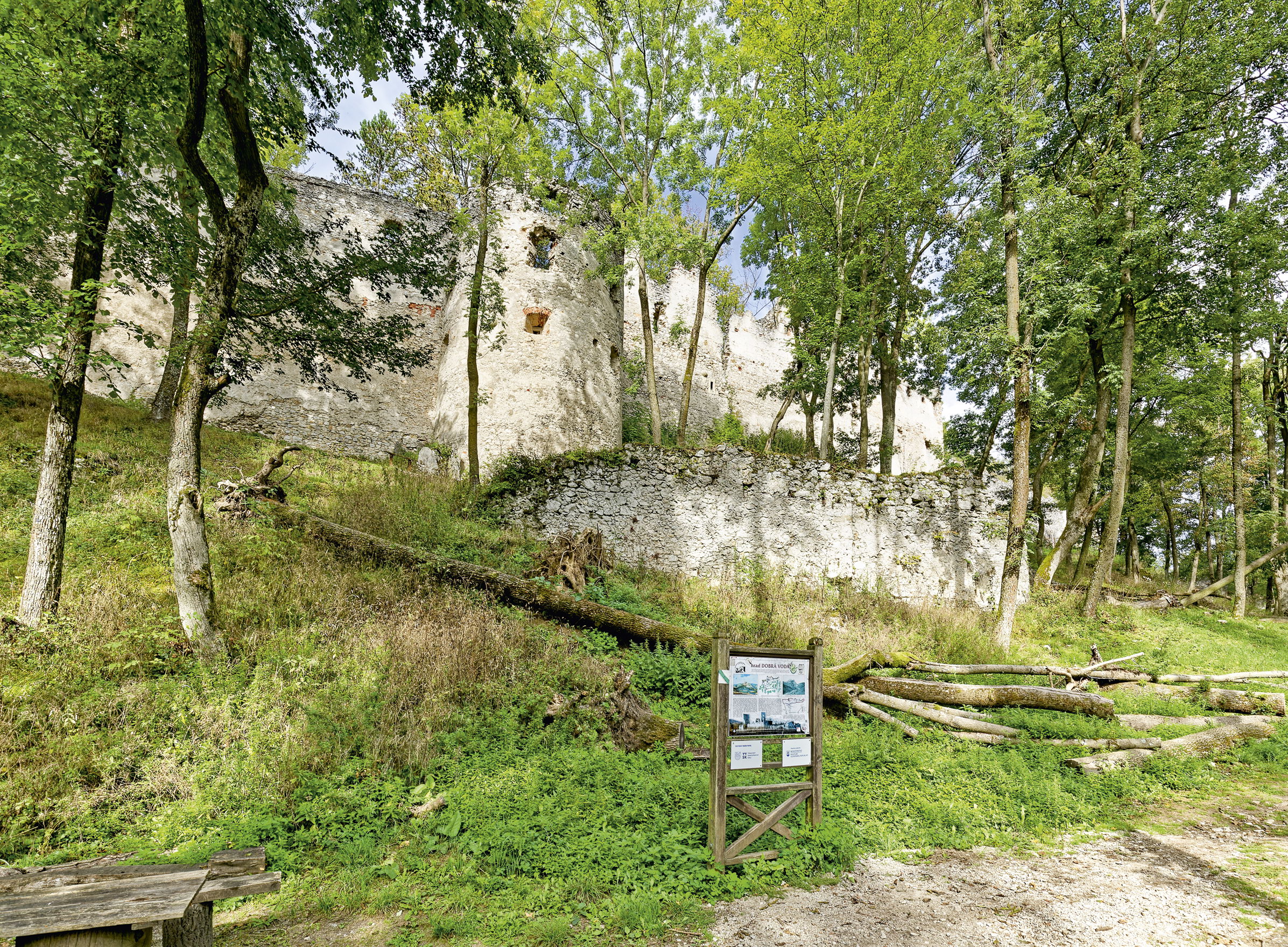 Skrytý hrad v srdci Malých Karpát – objavte hrad Dobrá Voda