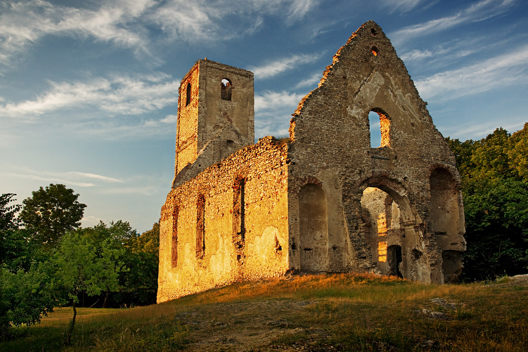 Katarínka: Kláštor ukrytý v srdci Malých Karpát, kde história a legendy stále žijú