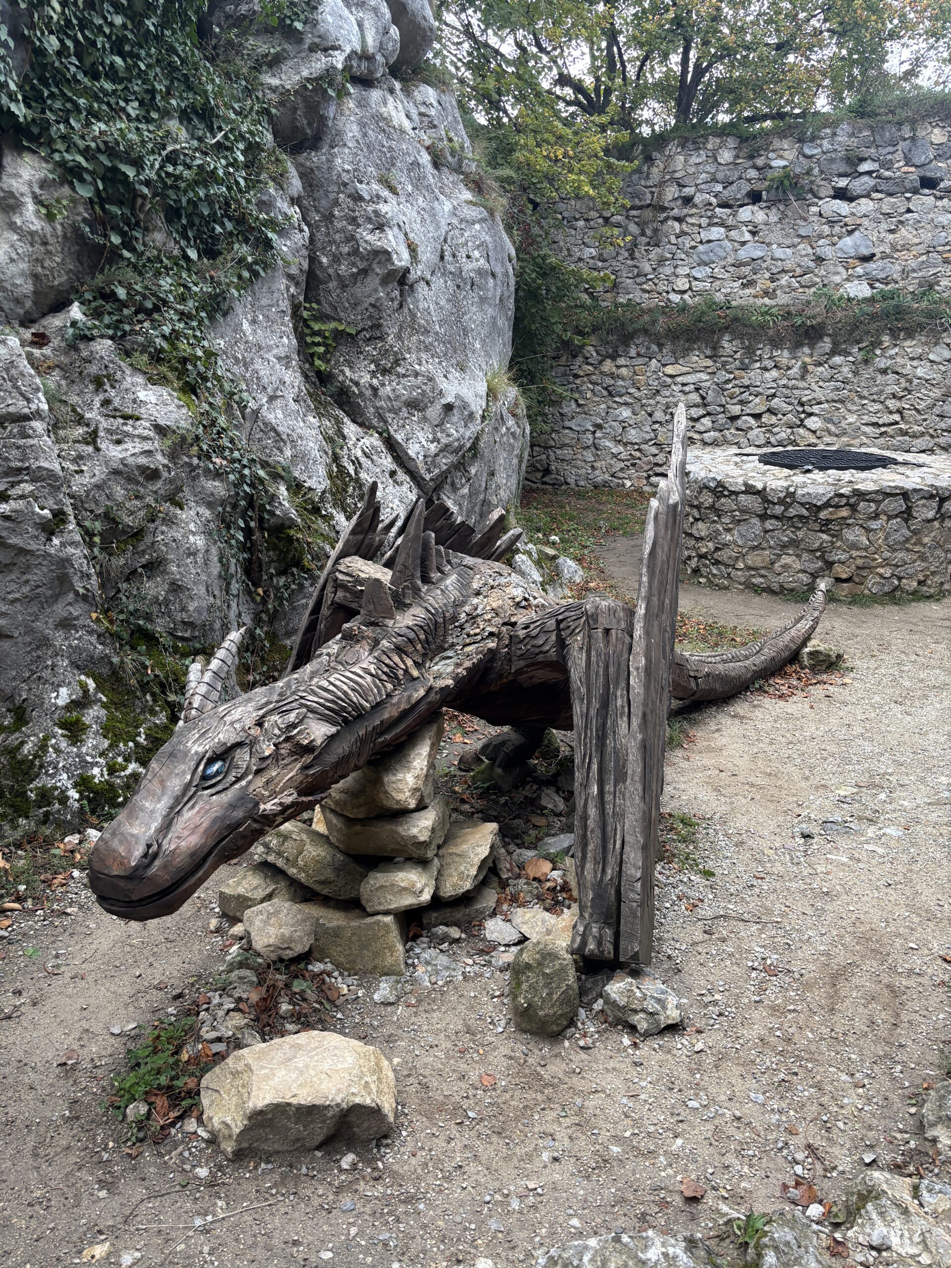 Hrad Beckov: Nedobytná pevnosť na strmom brale, kde história ožíva v povestiach